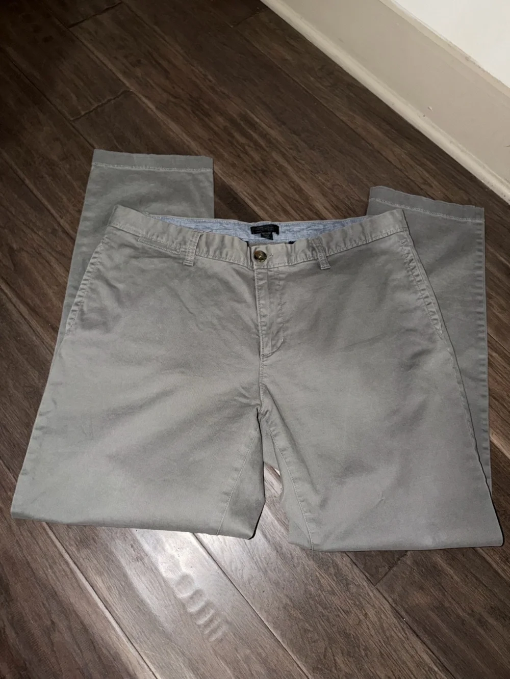 Banana Republic Men's Chino Pants in Light Gray